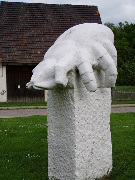 Памятник сырному клещу